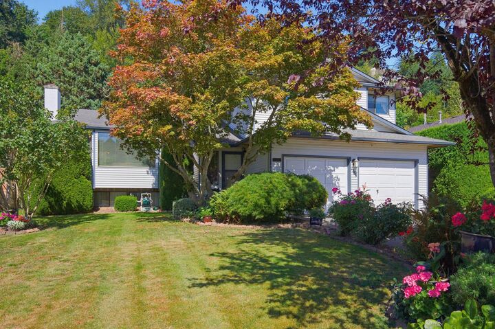 Property Photo:  2358 Cameron Crescent  BC V2S 5W4 