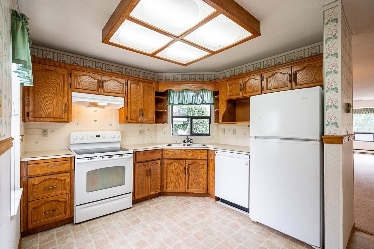 Property Photo: 14957 Thrift Avenue 201 BC V4B 2K1