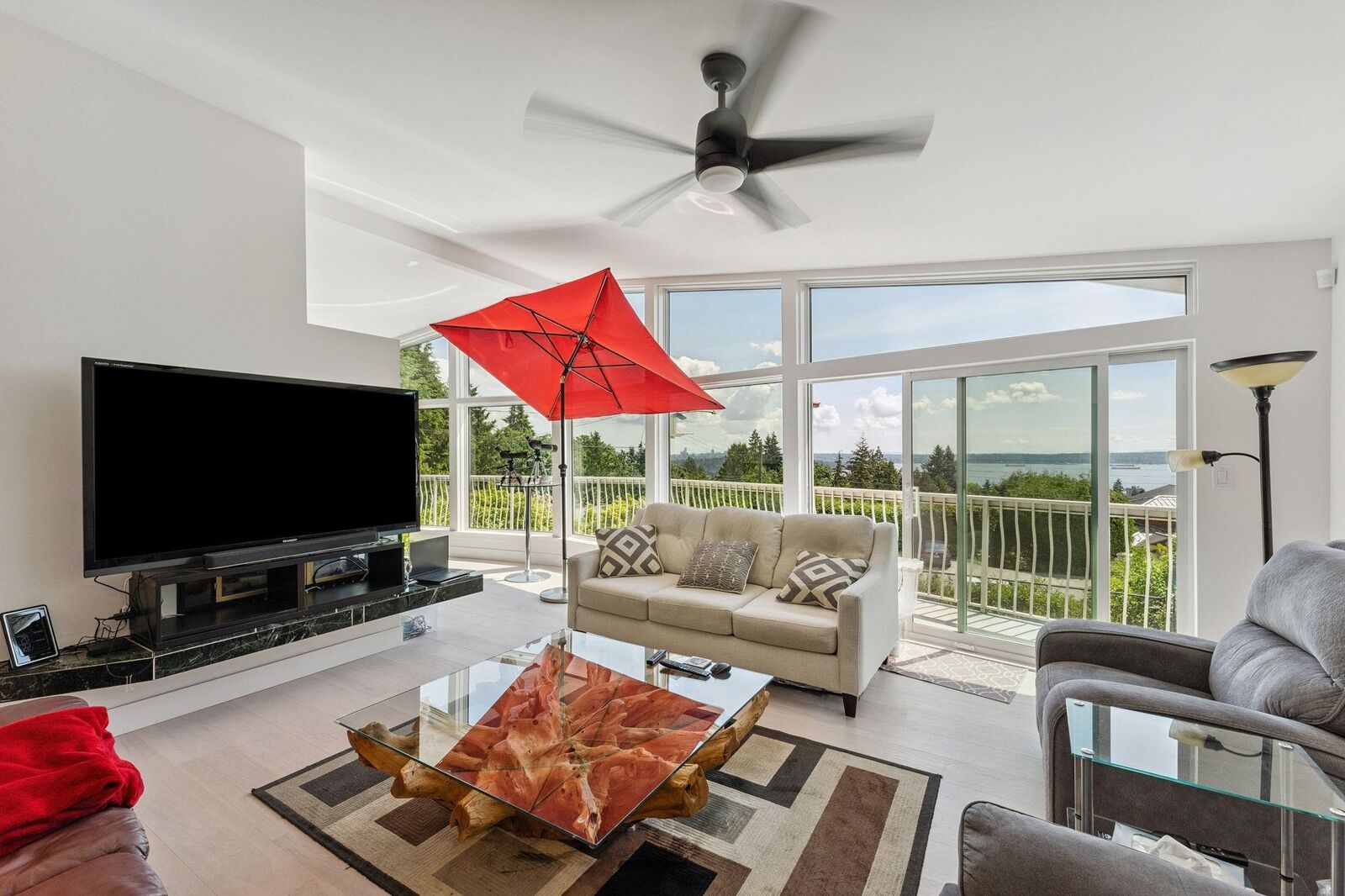 Property Photo: 1725 Rosebery Avenue BC V7V 2Z5