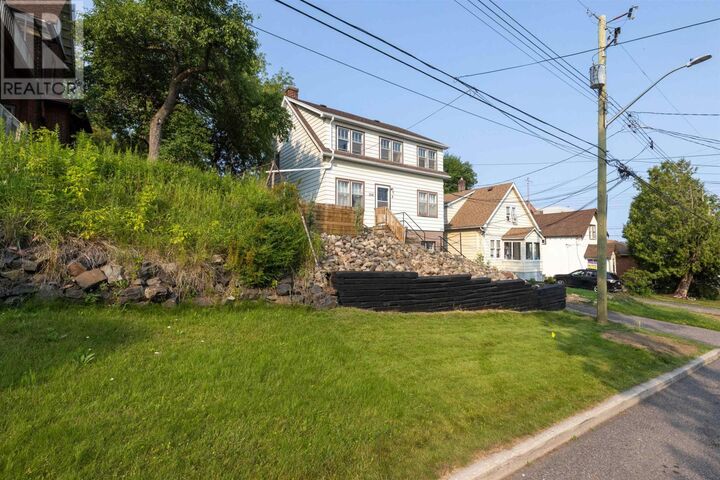 Property Photo:  334 Pearl St  ON P7B 1G1 
