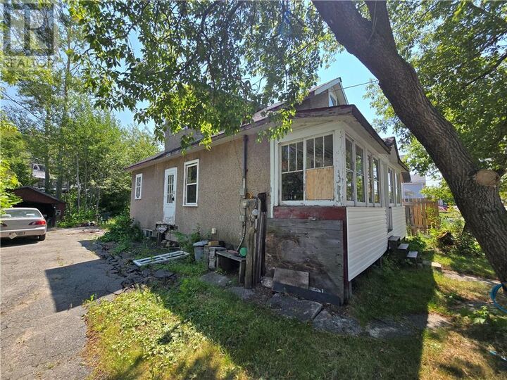 Property Photo:  304 Leslie Street  ON P3B 2T5 