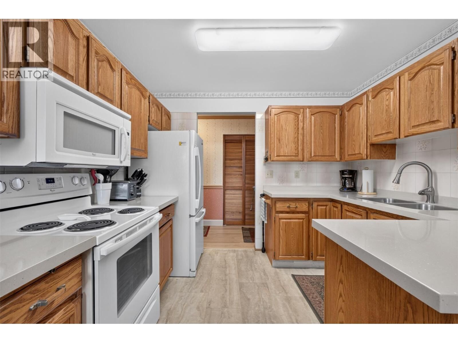 Property Photo: 1229 Bernard Avenue 102 BC V1Y 6R3