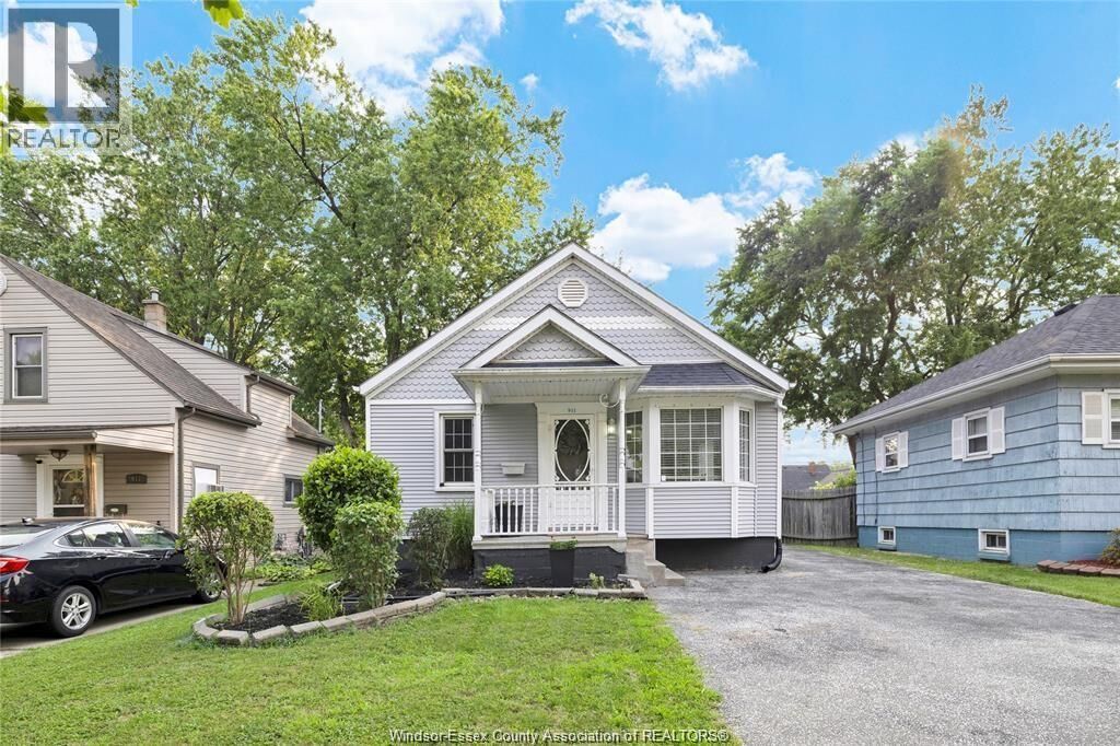 Property Photo: 911 Jefferson Boulevard ON N8N 4B2