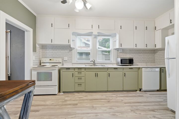 Property Photo:  310 N Williams Street  IA 52041 
