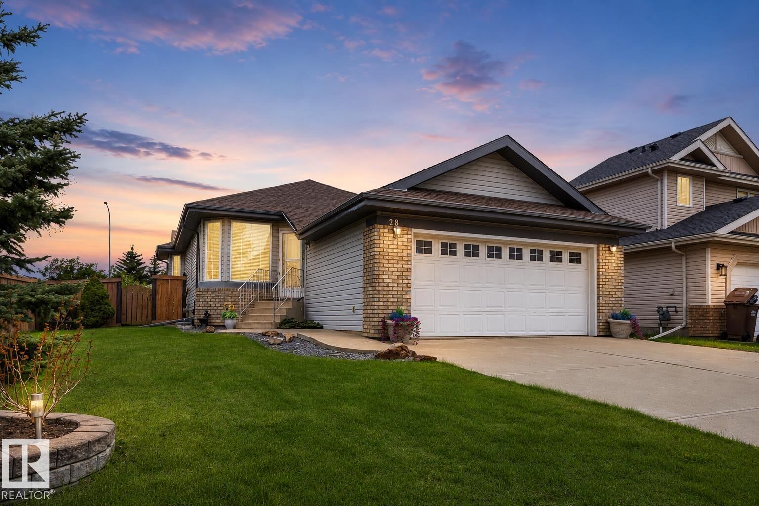 Property Photo:  28 Norfolk Close  AB T8N 7B8 