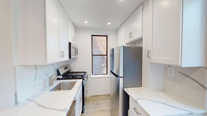 Property Photo:  650 Warburton Avenue 5D  NY 10701 