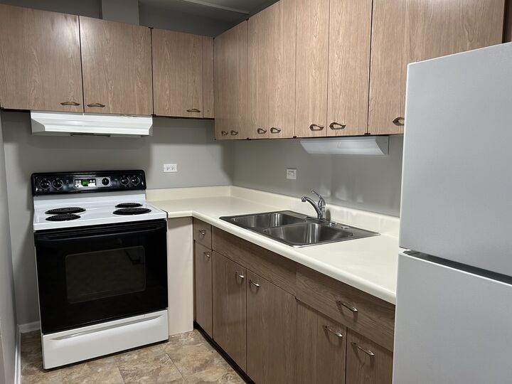 Property Photo: 101 Eastern Avenue 7 IL 60514
