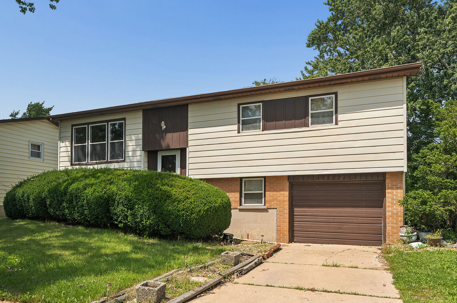 Property Photo:  5912 Stuart Lane  IL 60452 