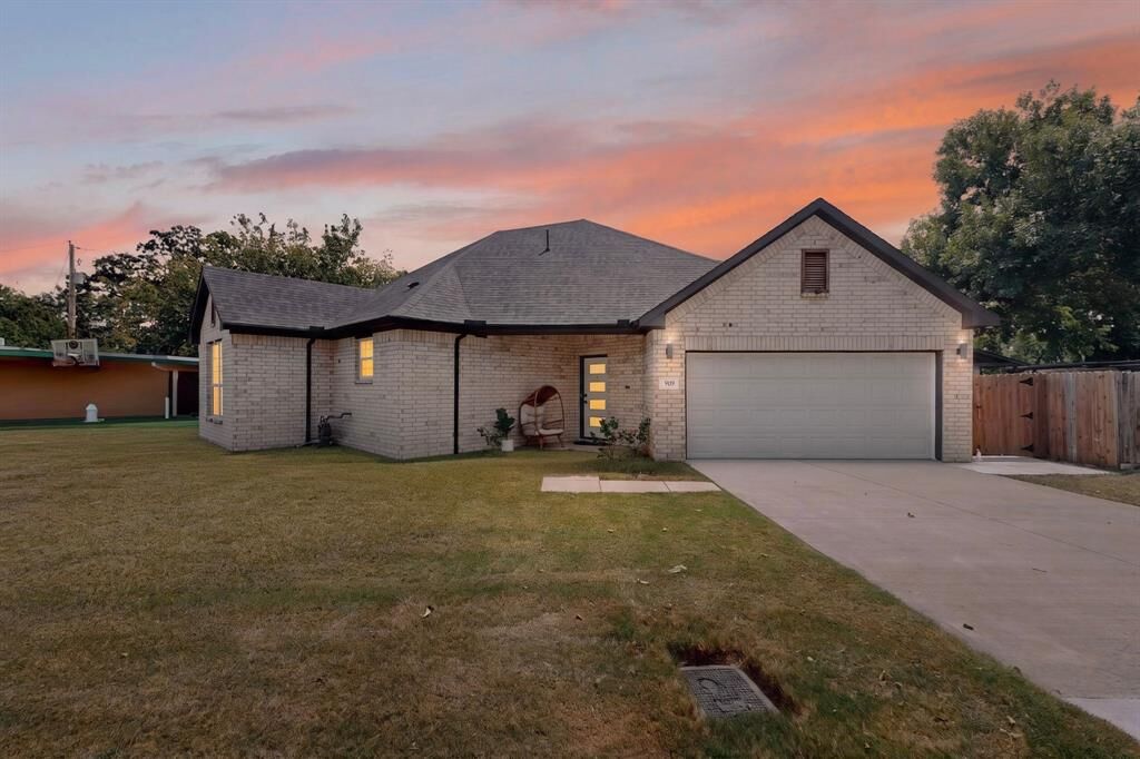 Property Photo: 909 Marcellus Court TX 76011
