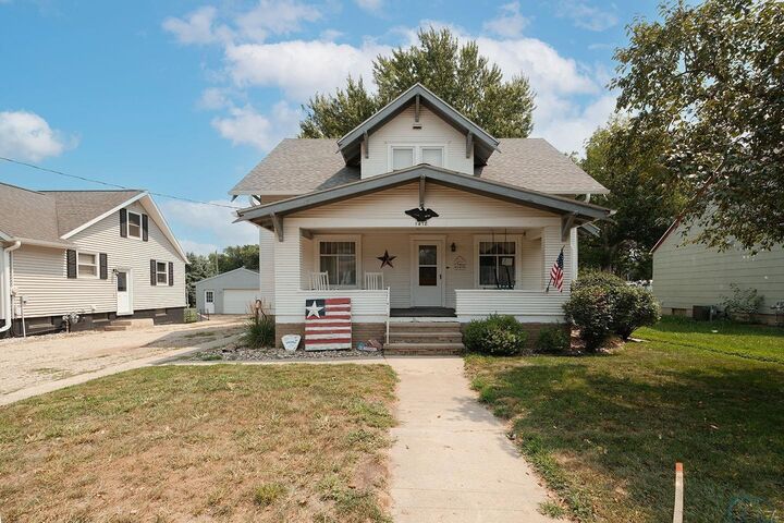 Property Photo:  1418 Division Street  IA 51239 