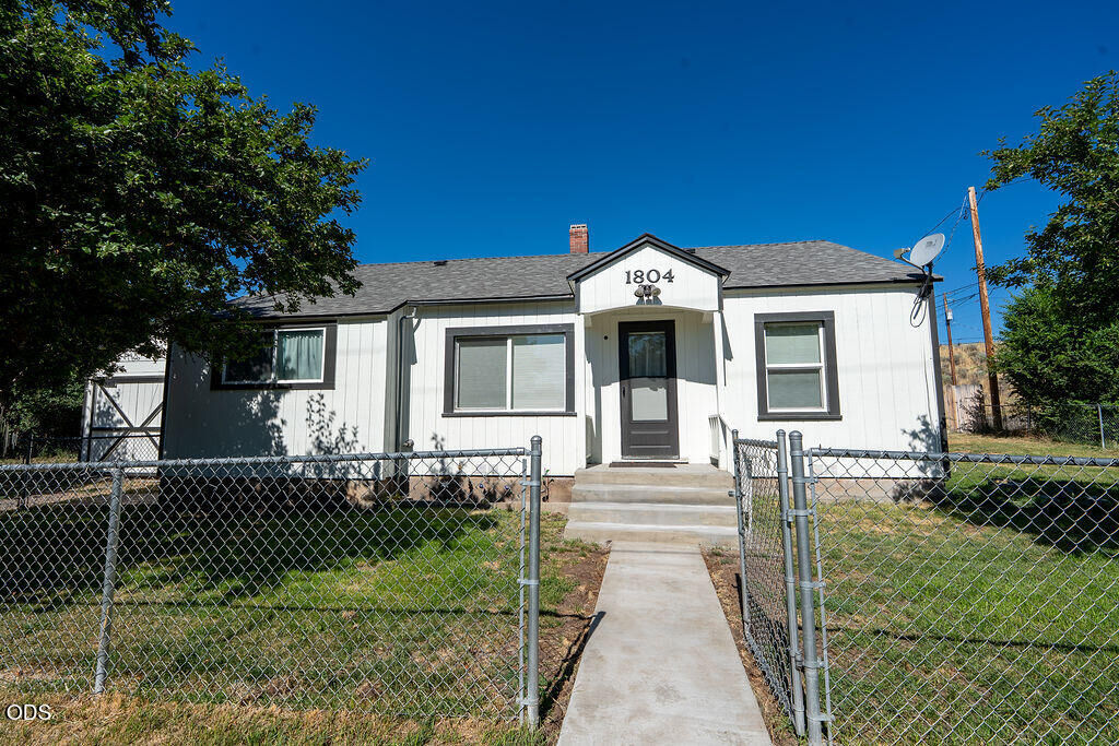 Property Photo:  1804 Laurel Street  OR 97601 