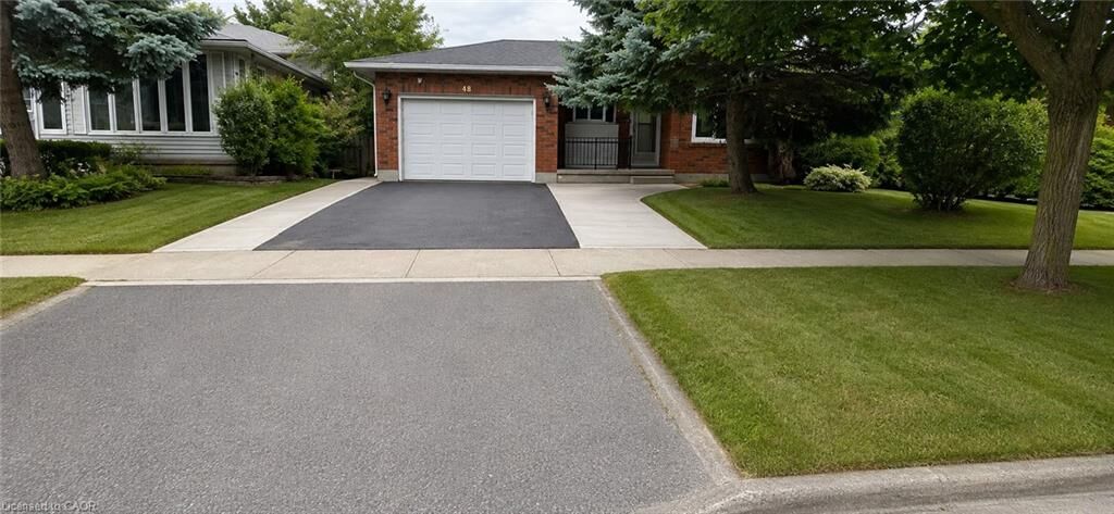 Property Photo:  47 Claycroft Crescent Lower  ON N2N 2R6 