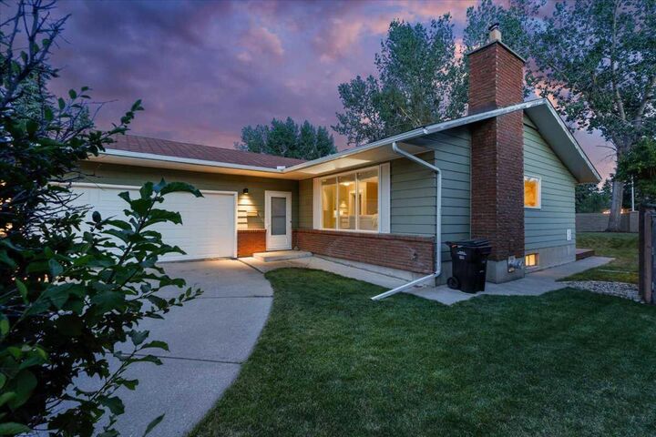 Property Photo: 124 Oakmoor Place SW AB T2V 4A3