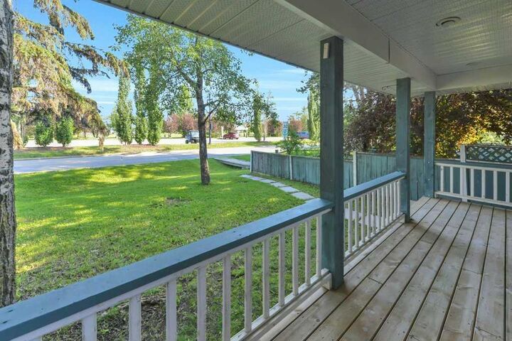 Property Photo:  4011 Lakeshore Drive  AB T4S 1B9 