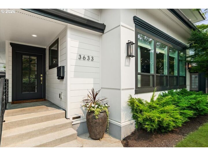 Property Photo: 3633 NE Davis St OR 97232