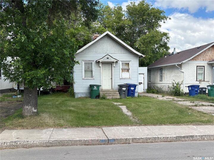 Property Photo:  115 L Avenue S  SK S7M 2G9 