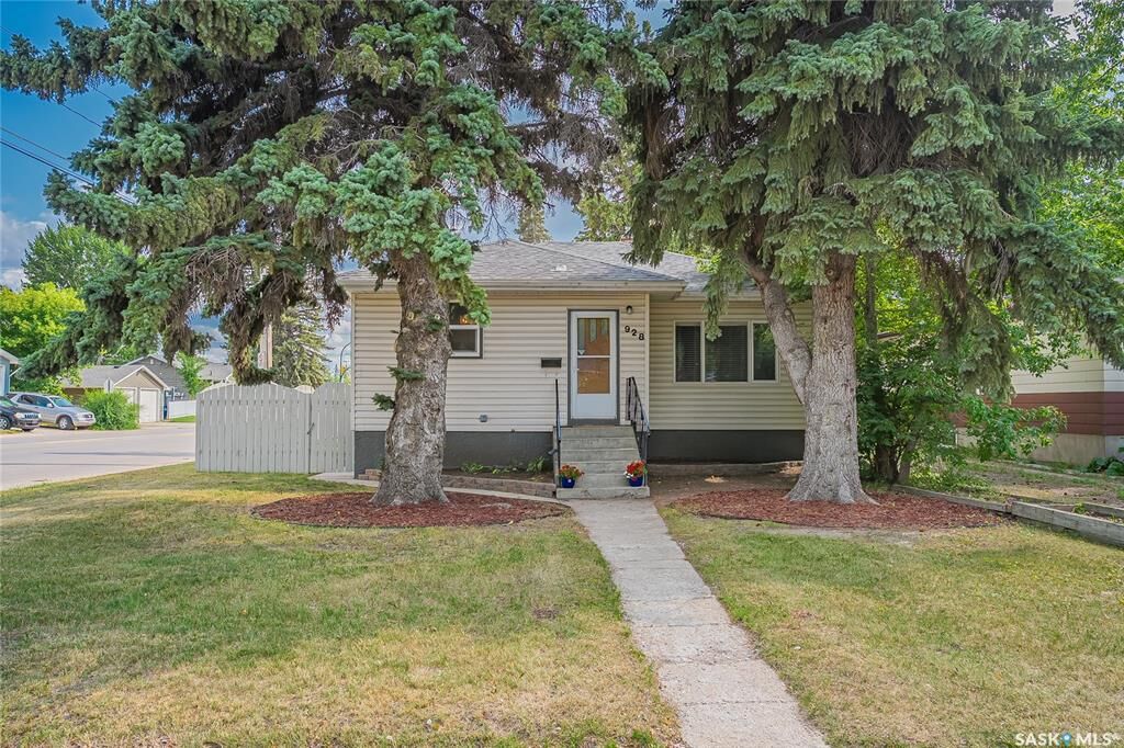 Property Photo:  928 1st Street E  SK S7H 1T3 