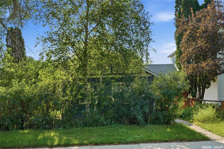 Property Photo: 1015 J Avenue N SK S7L 2L3