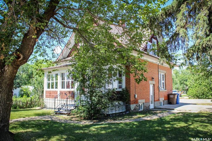 Property Photo:  420 Burrows Avenue W  SK S0E 1A0 