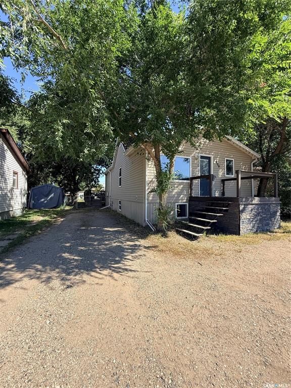Property Photo:  609 King Street S  SK S4A 1K9 