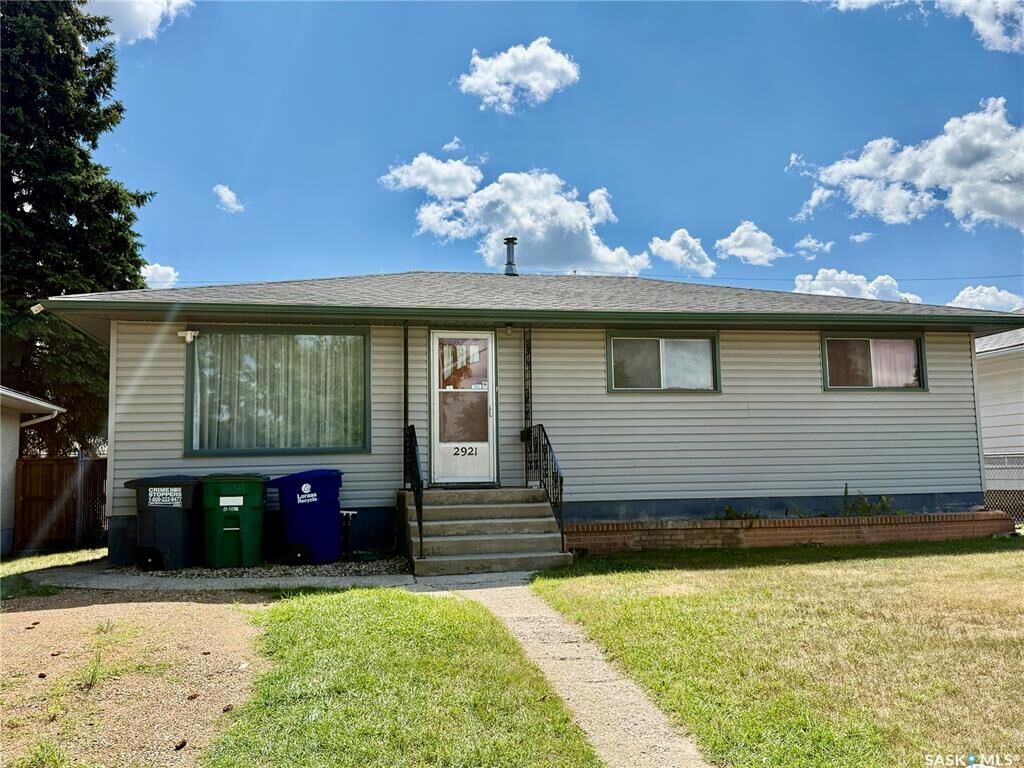 Property Photo:  2921 23rd Street W  SK S7L 0B4 