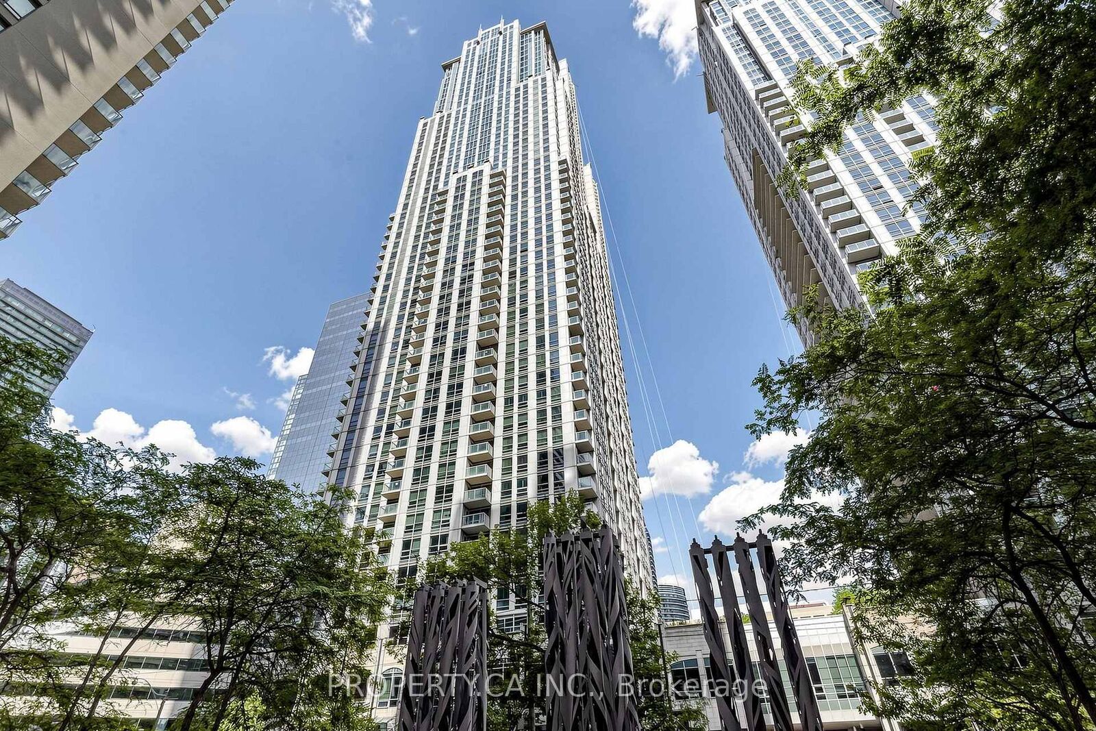 Property Photo:  763 Bay Street 1812  ON M5G 2R3 