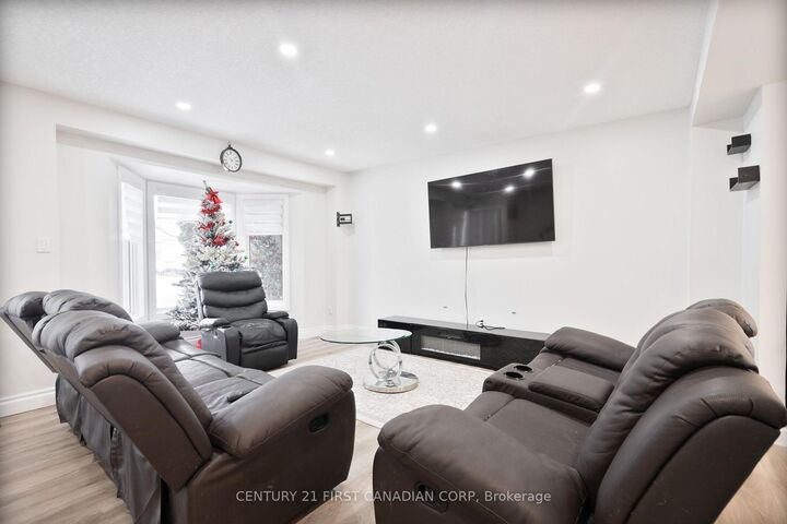 345 Banbury Crescent — photo 1
