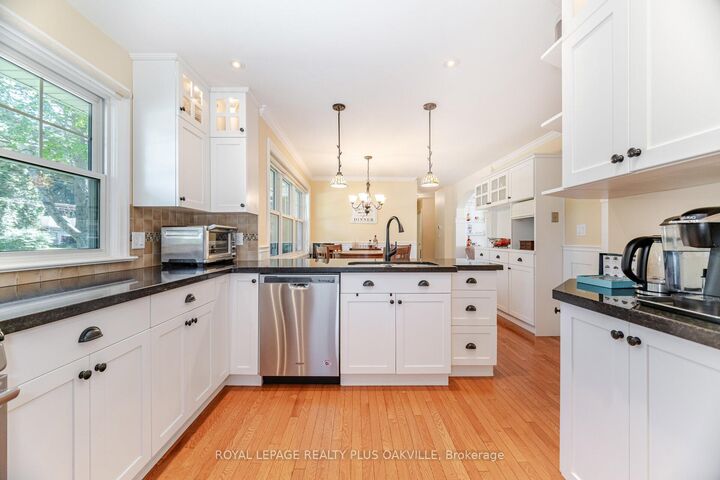 Property Photo: 43 Ravina Crescent ON L9G 2E8