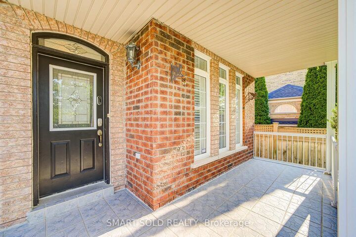Property Photo: 39 Victoria Wood Avenue ON L6E 1K2