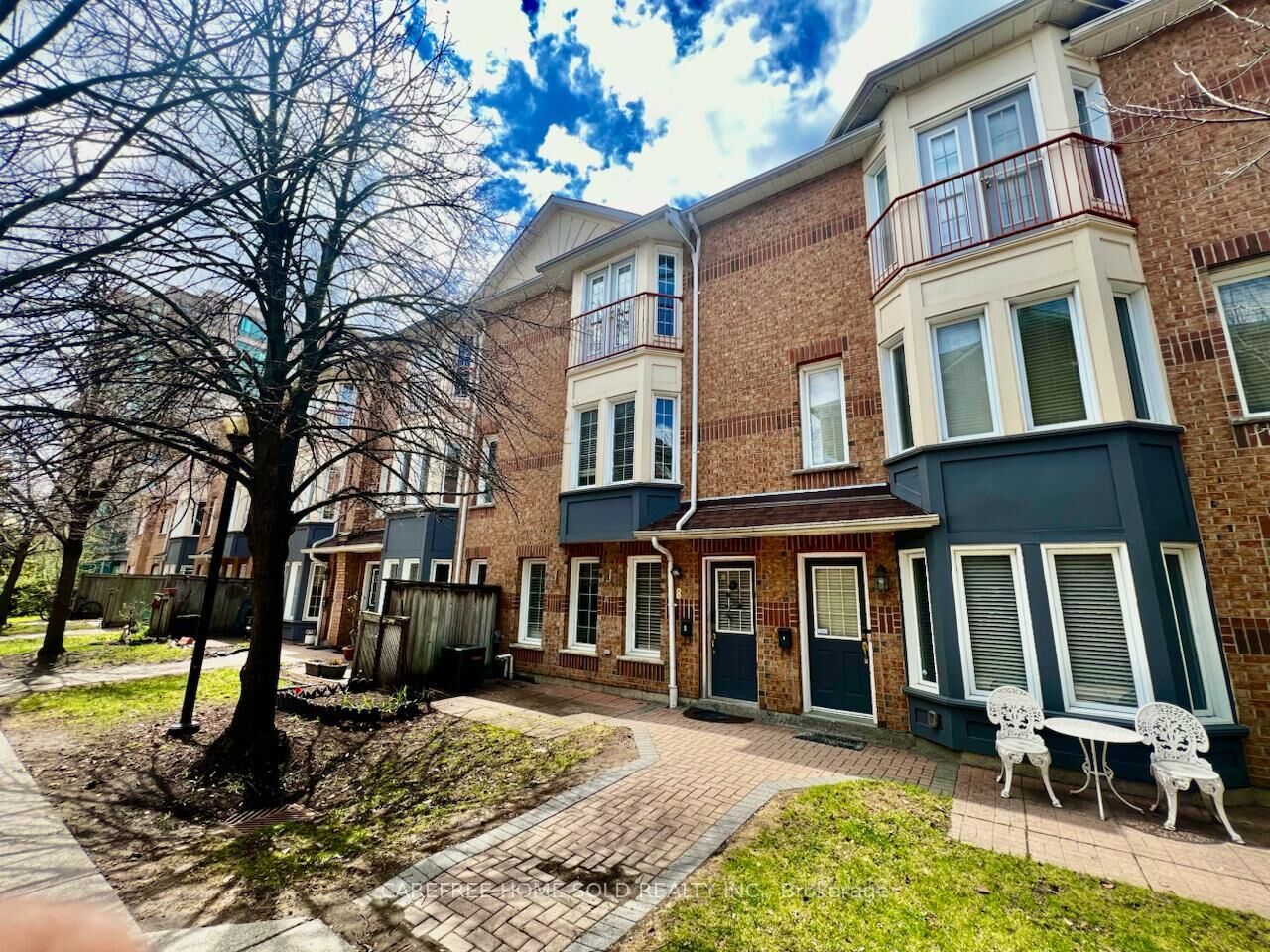 Property Photo: 151 Townsgate Drive 8 ON L4J 8J7