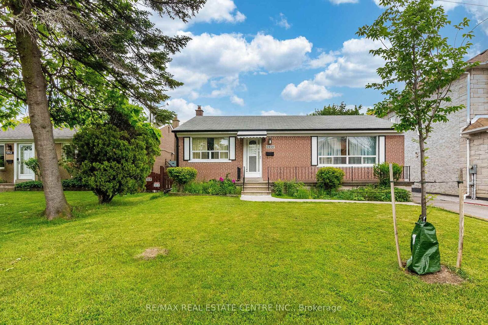 Property Photo:  6939 Justine Drive  ON L4T 1M4 