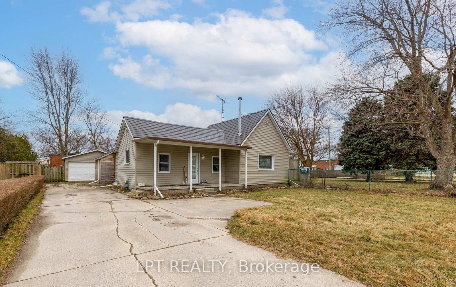 Property Photo:  19 John Park Line Tupperville  ON N0P 2M0 