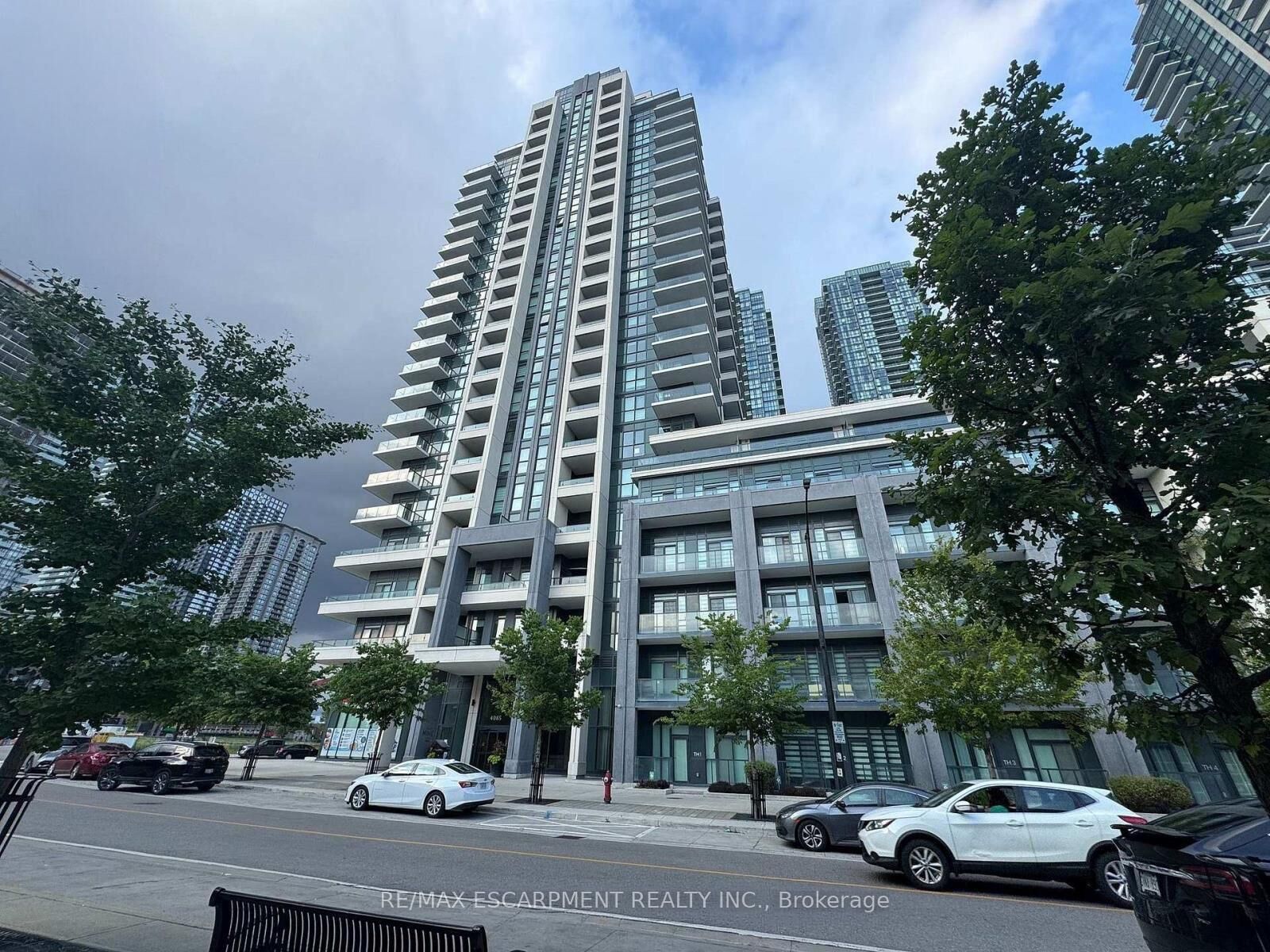 Property Photo:  4085 Parkside Village Drive 1006  ON L5B 0K9 