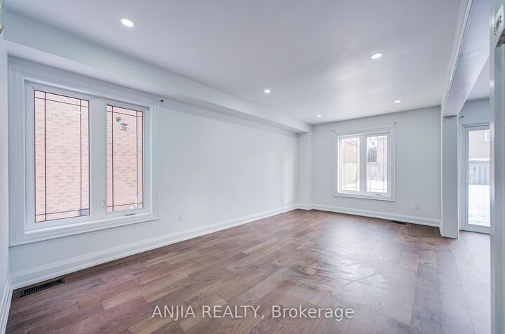 Property Photo: 17 Kenborough Court ON L3S 3P3