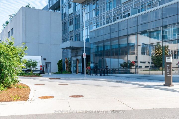 Photo de la propriété: 225 Village Green Square 1005 ON M1S 0N4