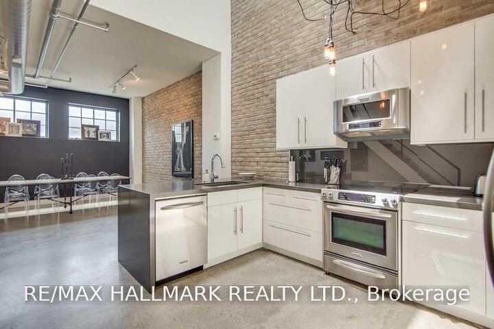 Property Photo:  6 Bartlett Avenue 7  ON M6H 3E8 