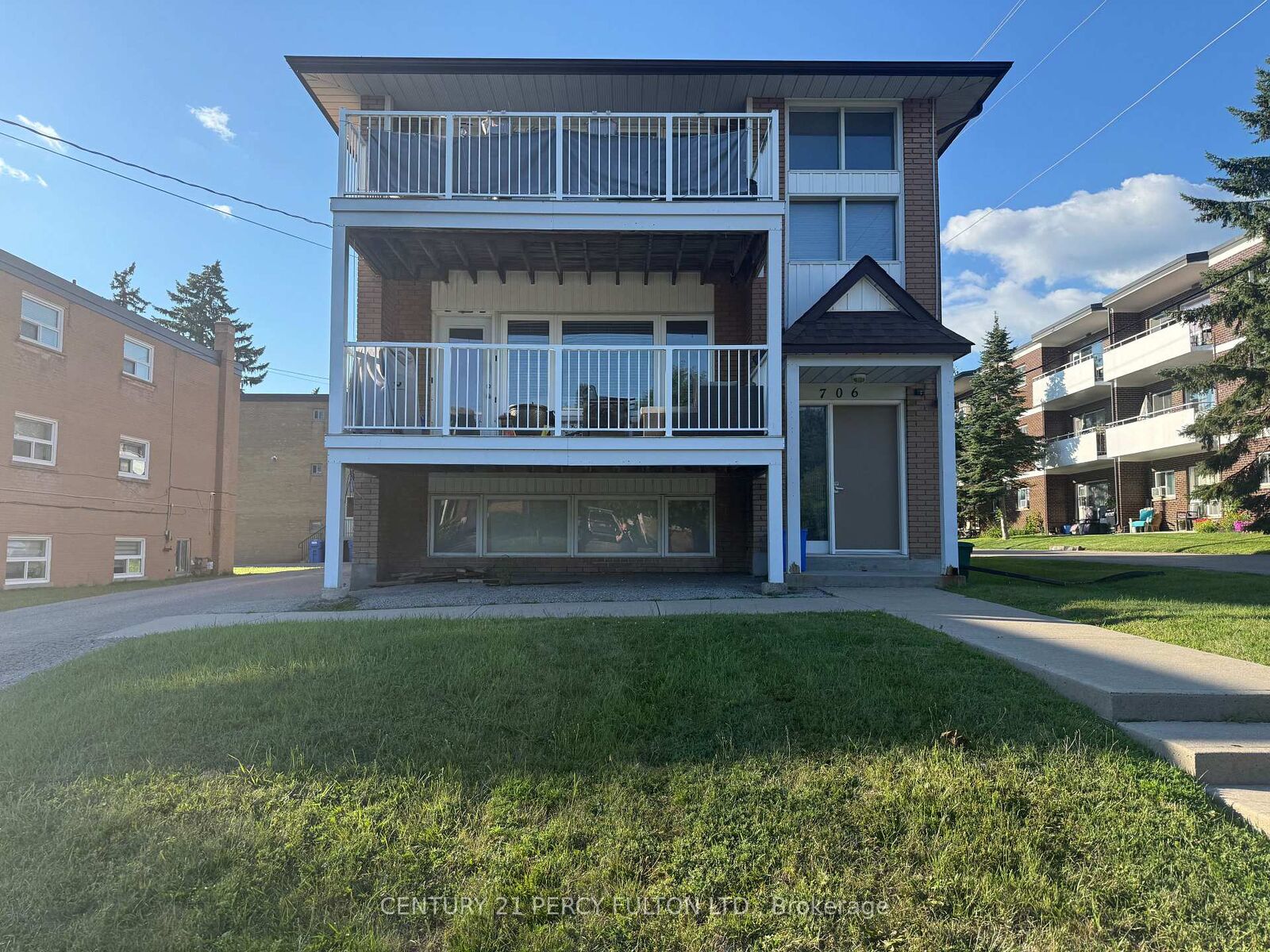 Property Photo:  706 Dunlop Street W 3  ON L1N 1V5 