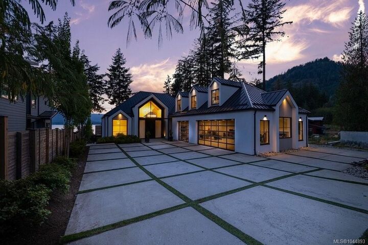 Property Photo: 7380 Lakefront Dr BC V0R 2G1