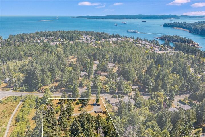 Property Photo: 3315 Hammond Bay Rd BC V9T 1E4
