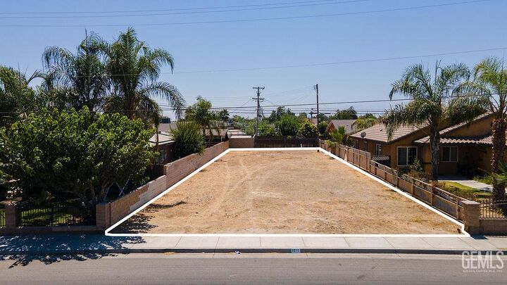 Property Photo: 0 E 1211 E Planz Rd CA 93307