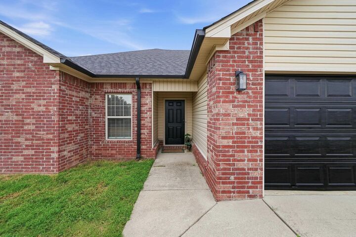 Property Photo:  139 Hillshire Loop  AR 71913 