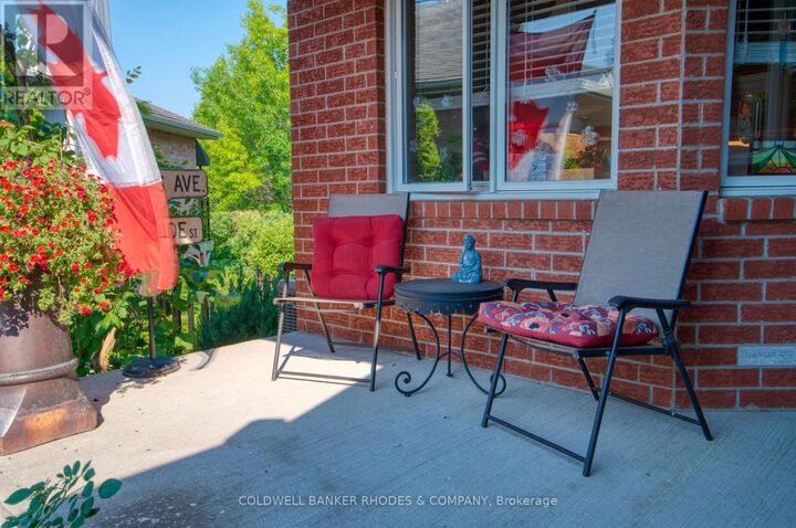Property Photo: 77 Quinterra Court ON K1V 1K9