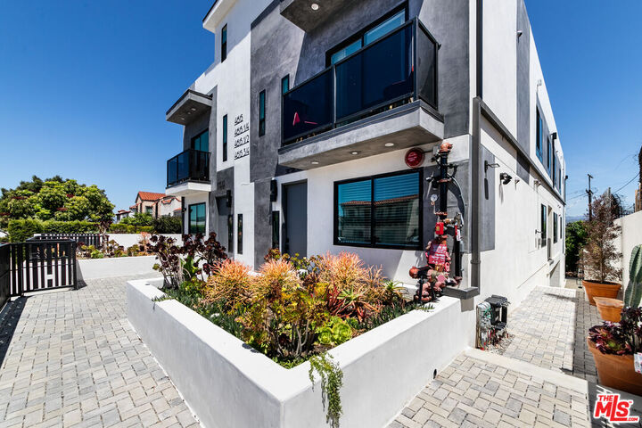 Property Photo: 4615 St Charles Pl, Unit 3/4 CA 90019
