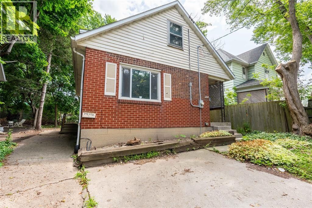 Photo de la propriété: 292 Christina Street South ON N7T 2N5
