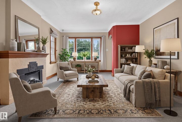 Property Photo:  10424 76 Avenue NW  AB T6E 1L1 