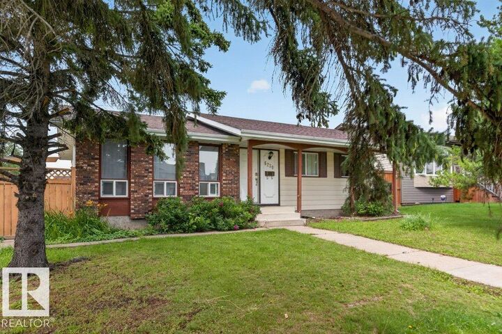 Property Photo:  6230 36A Avenue NW  AB T6L 1H9 