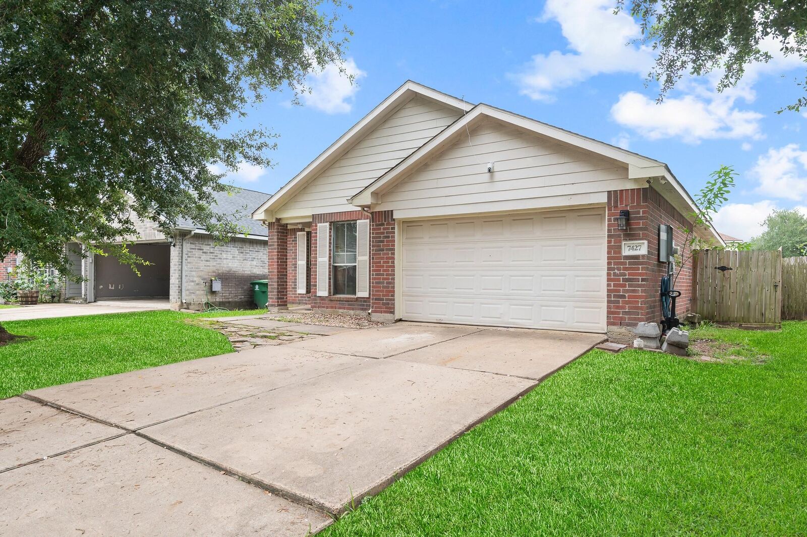 Property Photo:  7427 Briargate Drive  TX 77489 