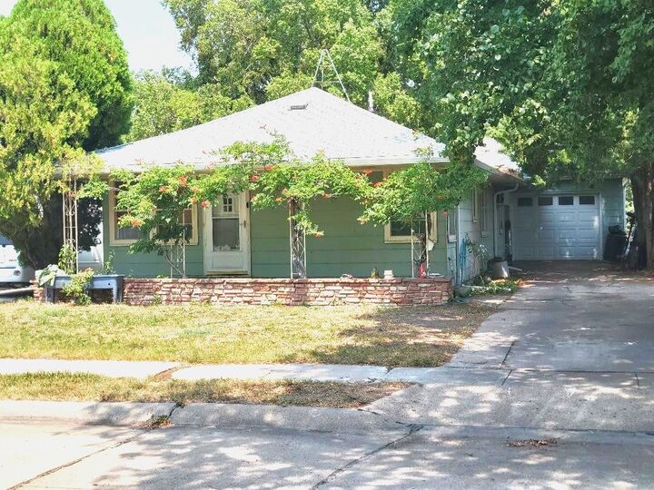 Property Photo: 1405 W First NE 69101