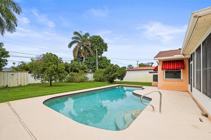 Property Photo:  1112 40th Ave NE  FL 33703 