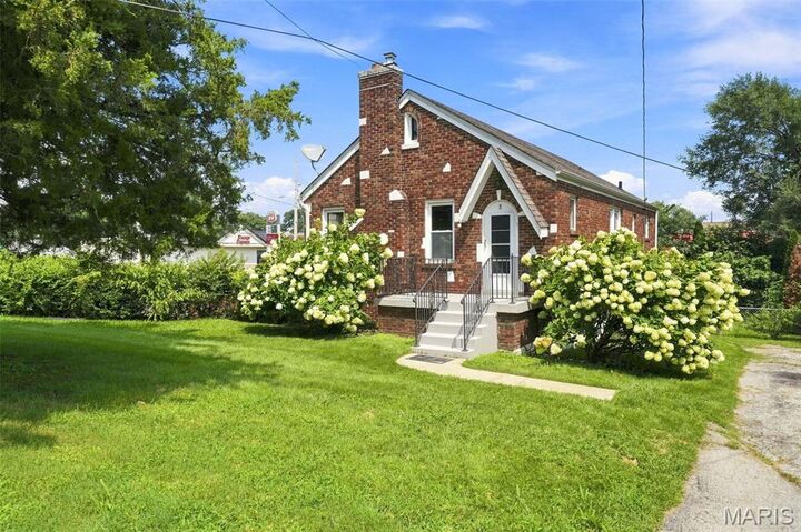 Property Photo:  2 S Dellwood Avenue  MO 63135 